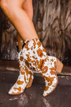 Cow Print On-trend Pointed Toe Boots 11 Cow Print On-trend Pointed Toe Boots -Clothing Outlet Store H22100958 BR 1